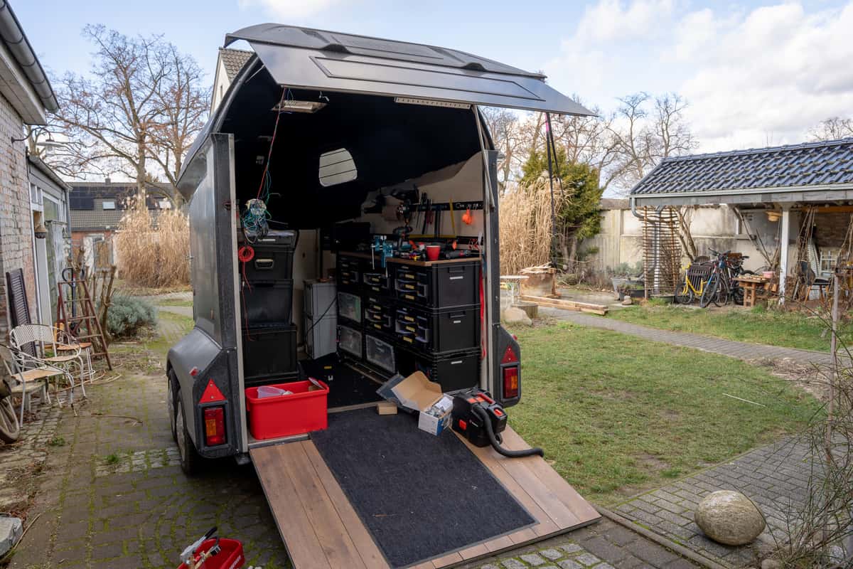 Stefans Werkstattanhänger mit allem, was er für dei Wasserinstallation braucht