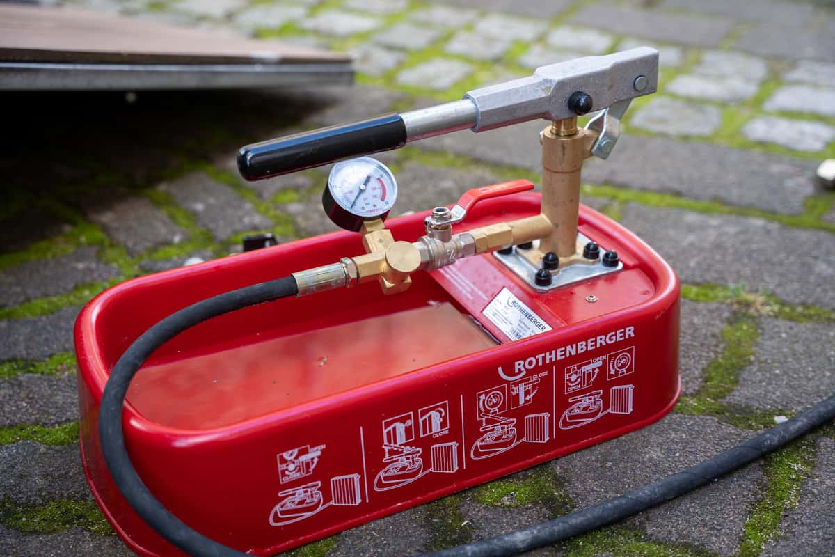 Abpressvorrichtung zur Dichtheitsprüfung von Schraubverbindungen