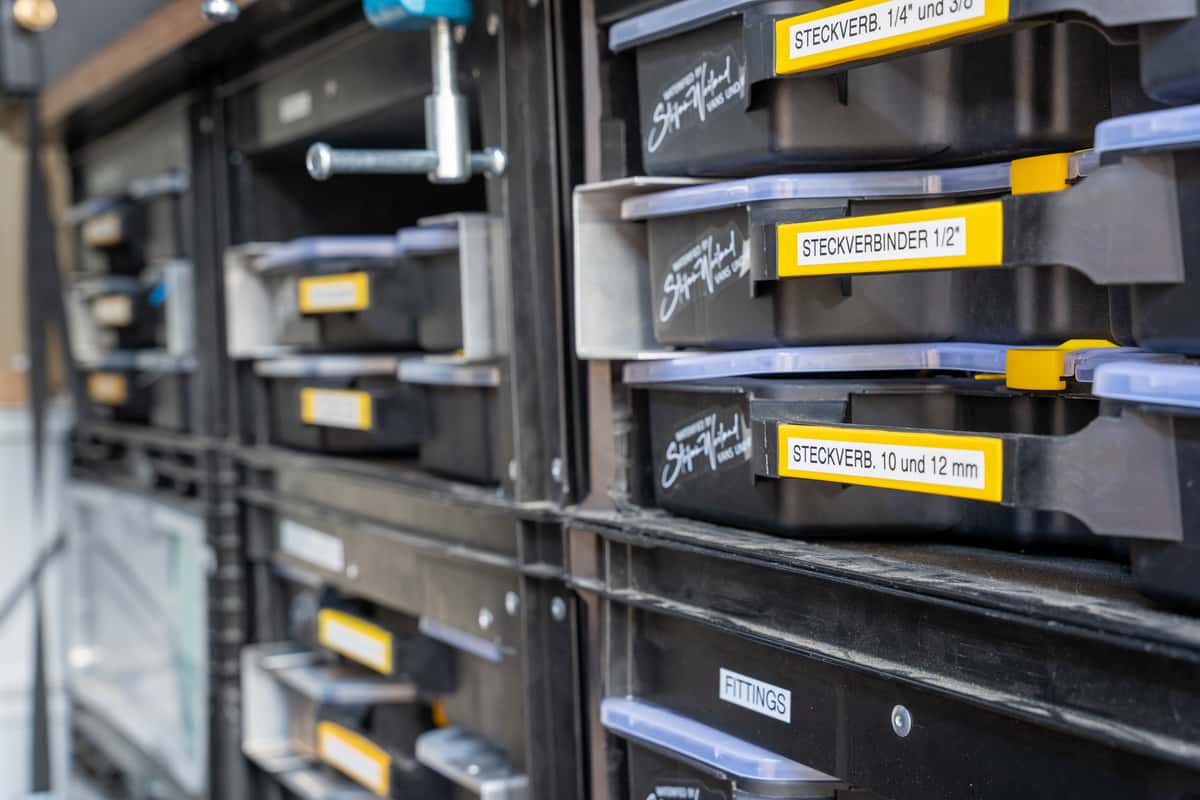 Sortimentskisten mit vielen Fittings und anderen Kleinteilen