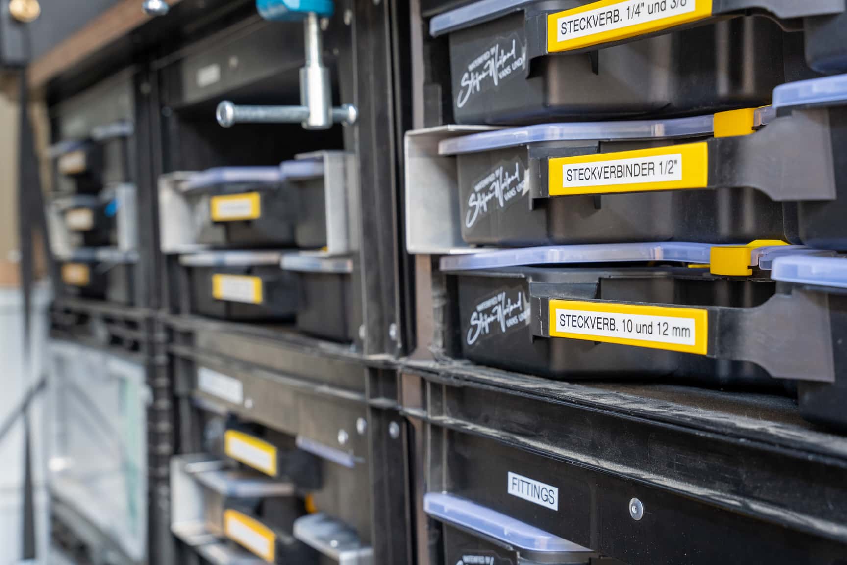 Sortimentskisten mit vielen Fittings und anderen Kleinteilen