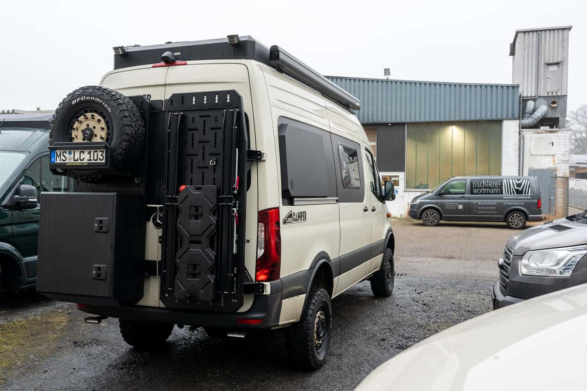 Mercedes Sprinter 4x4 mit großem Heckträger von X-Bull