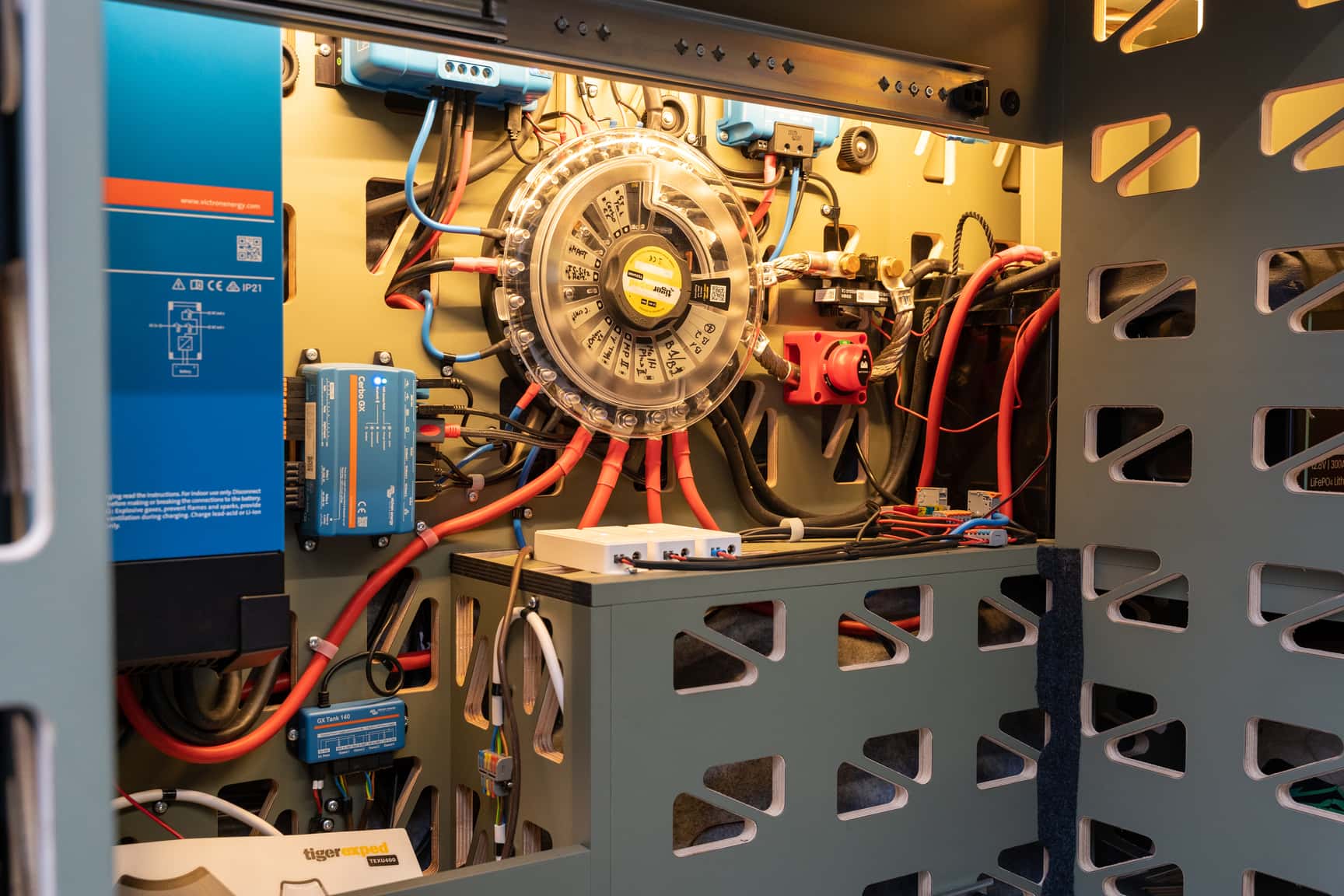 Liri Camper baut ihre Fahrzeuge gasfrei – entsprechend kräftig muss die Elektrik ausfallen