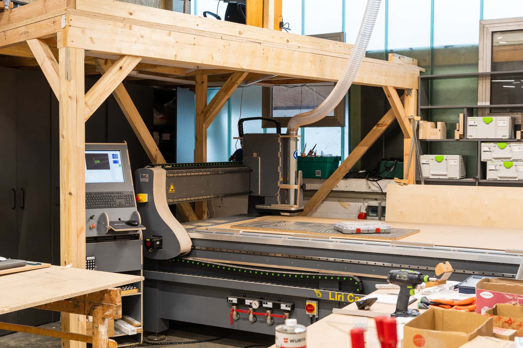 Die Holzfräse hilft beim Bau der Möbel für die Innenausbauten von Liri Camper