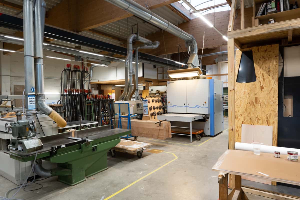 Liri Camper arbeitet in einer Gemeinschaftswerkstatt und hat so Zugriff auf einen großen Maschinenpark