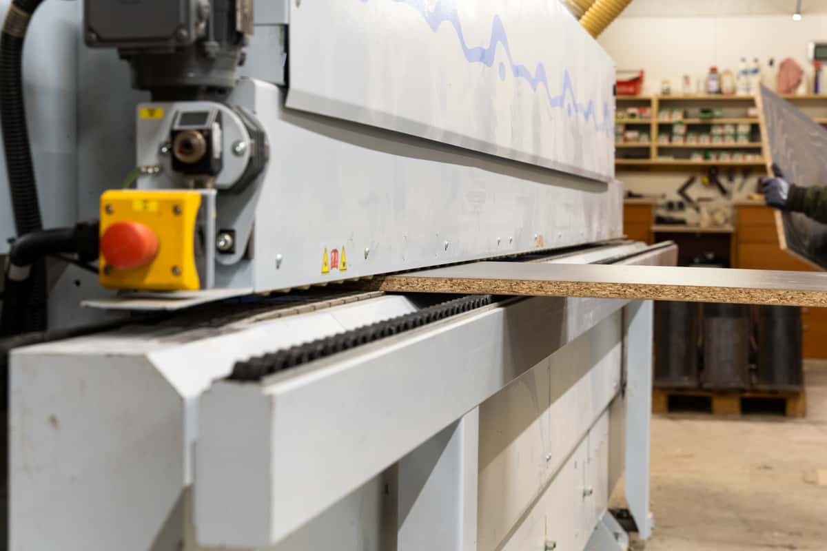 Die Kantenanleinmaschine versiegelt die offenen Schnittkanten an Plattenwerkstoffen