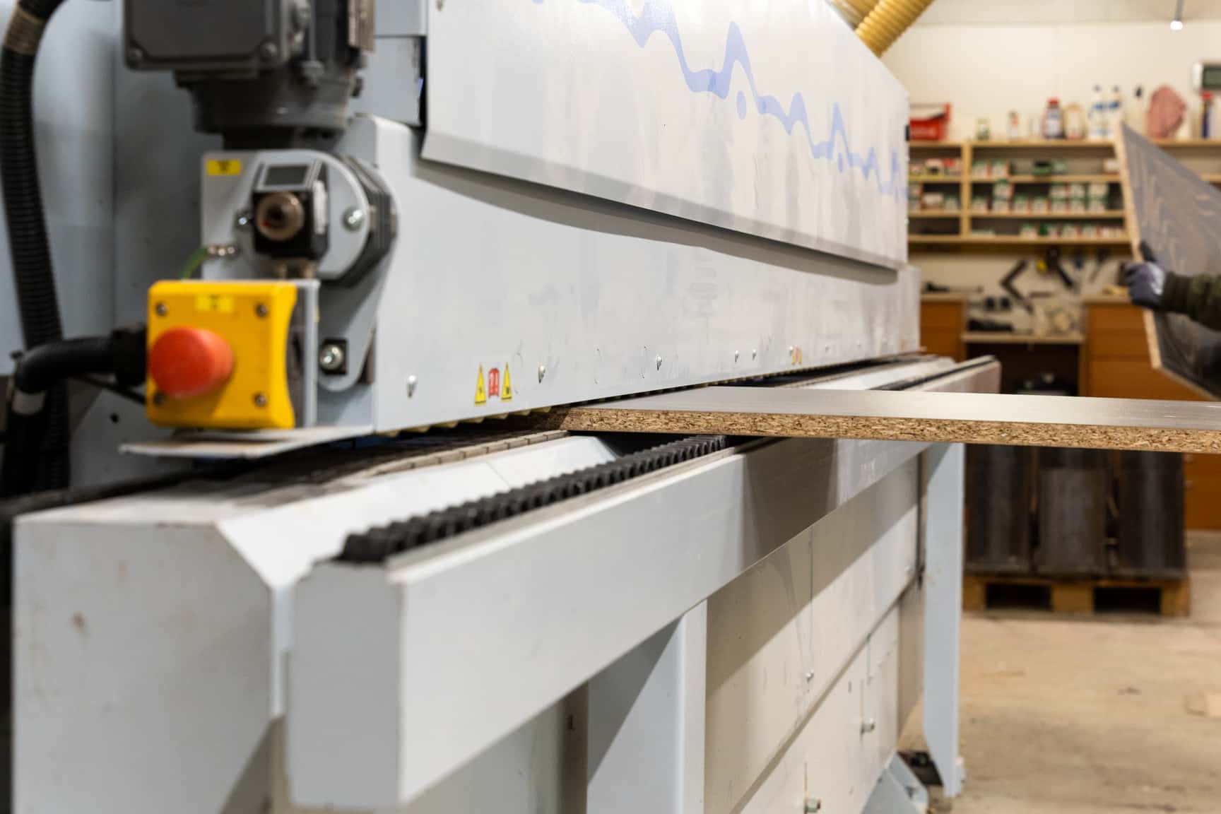 Die Kantenanleinmaschine versiegelt die offenen Schnittkanten an Plattenwerkstoffen