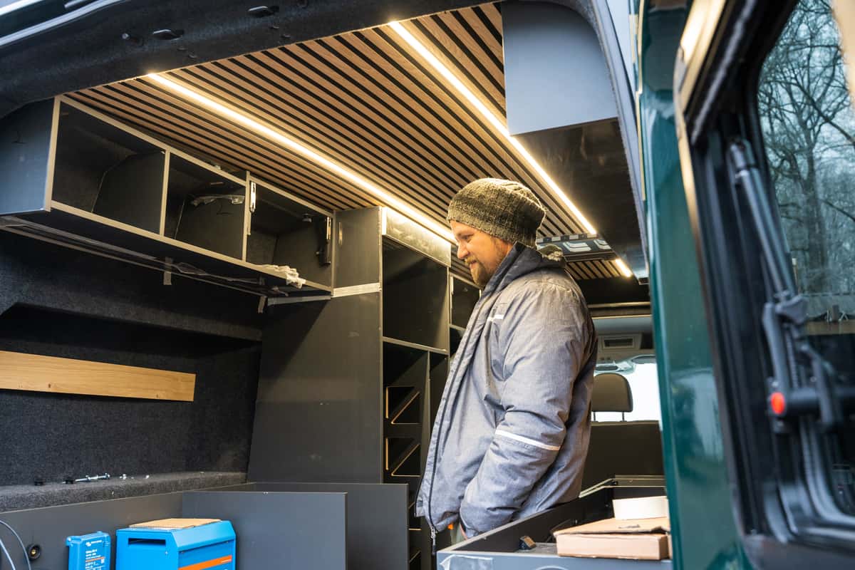 Artur wirft einen kritischen Blick auf die aktuellen Arbeiten in einem VW Crafter