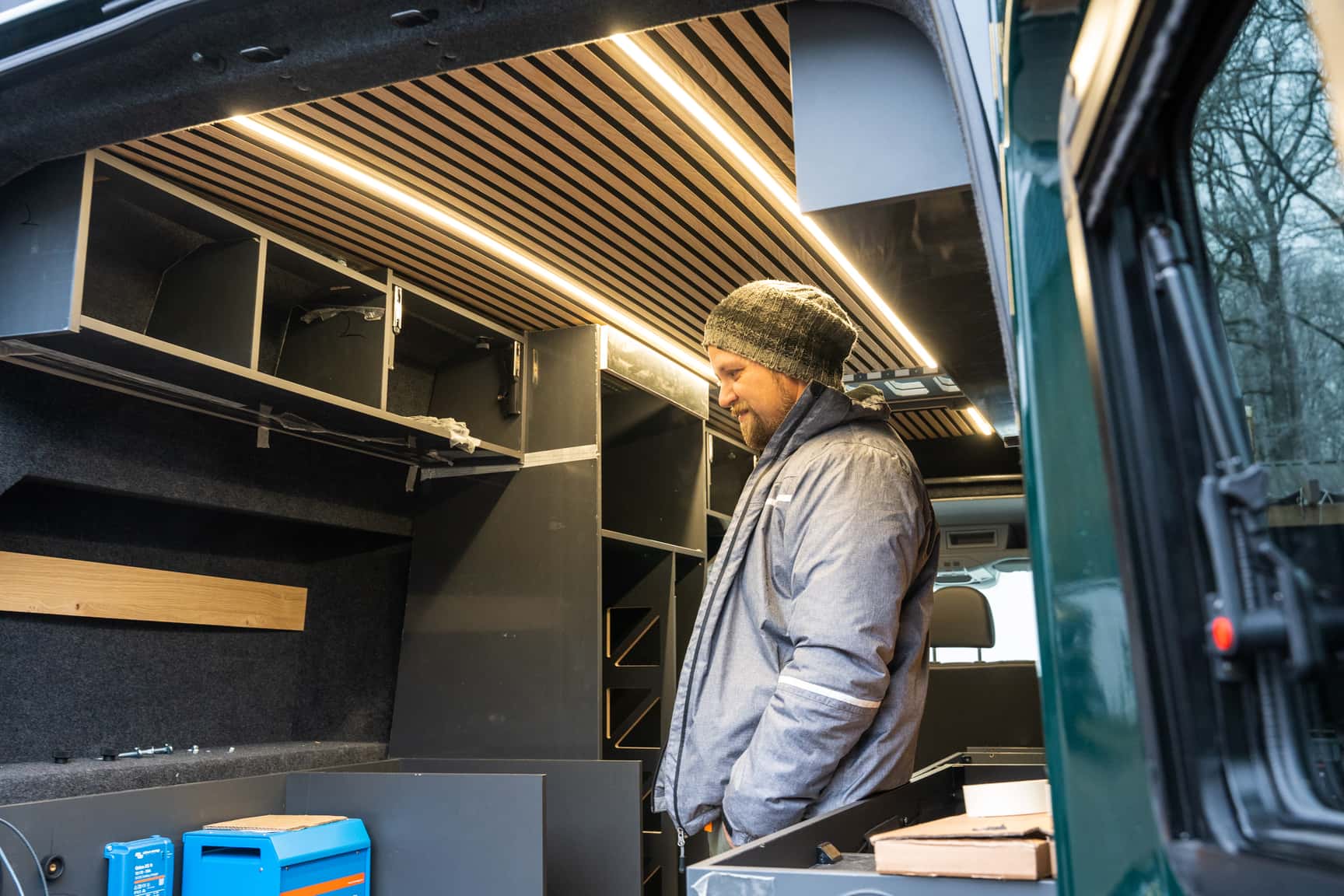 Artur wirft einen kritischen Blick auf die aktuellen Arbeiten in einem VW Crafter