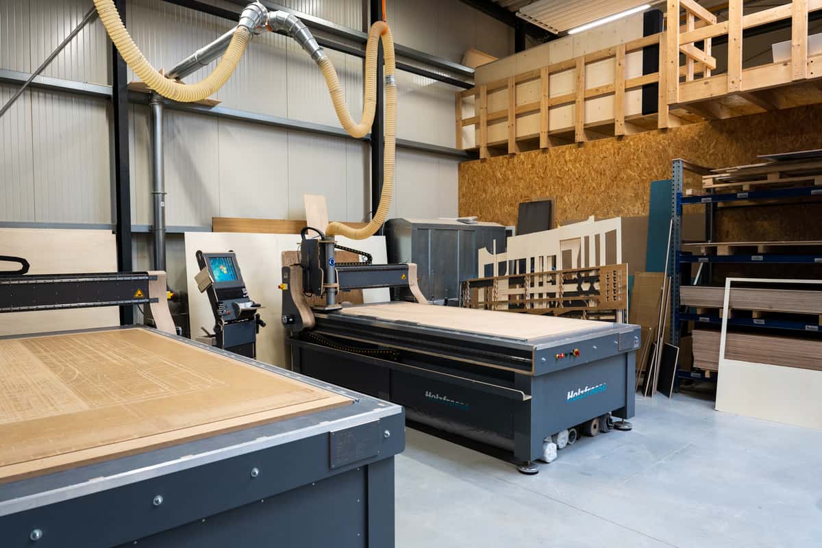 Zwei Holzfräsen werkeln bei Campany in der Produktion der Modulmöbel