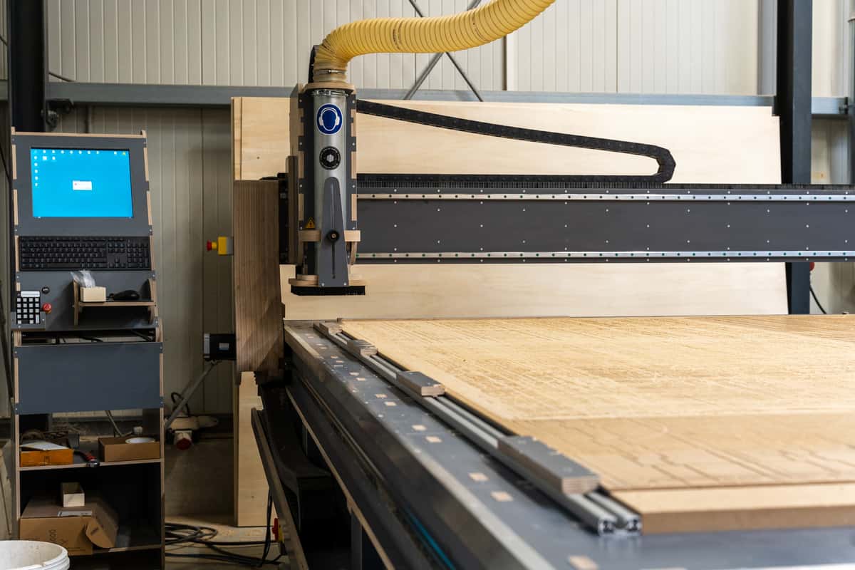 Die große Holzfräse hat bei Campany viel zu tun – die Ausbauten sind vollständig CNC gefräst