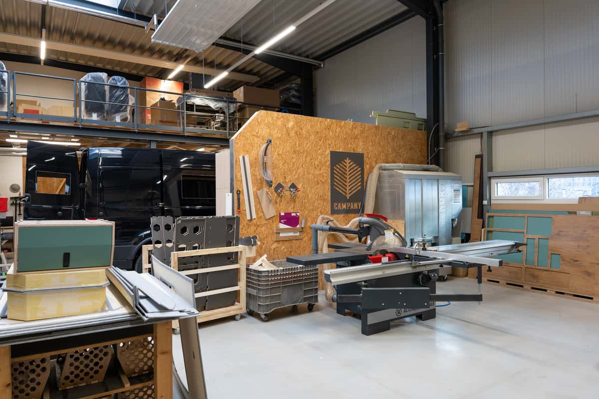 Für einige wenige Arbeitsschritte steht auch noch eine Formatkreissäge in der Werkstatt