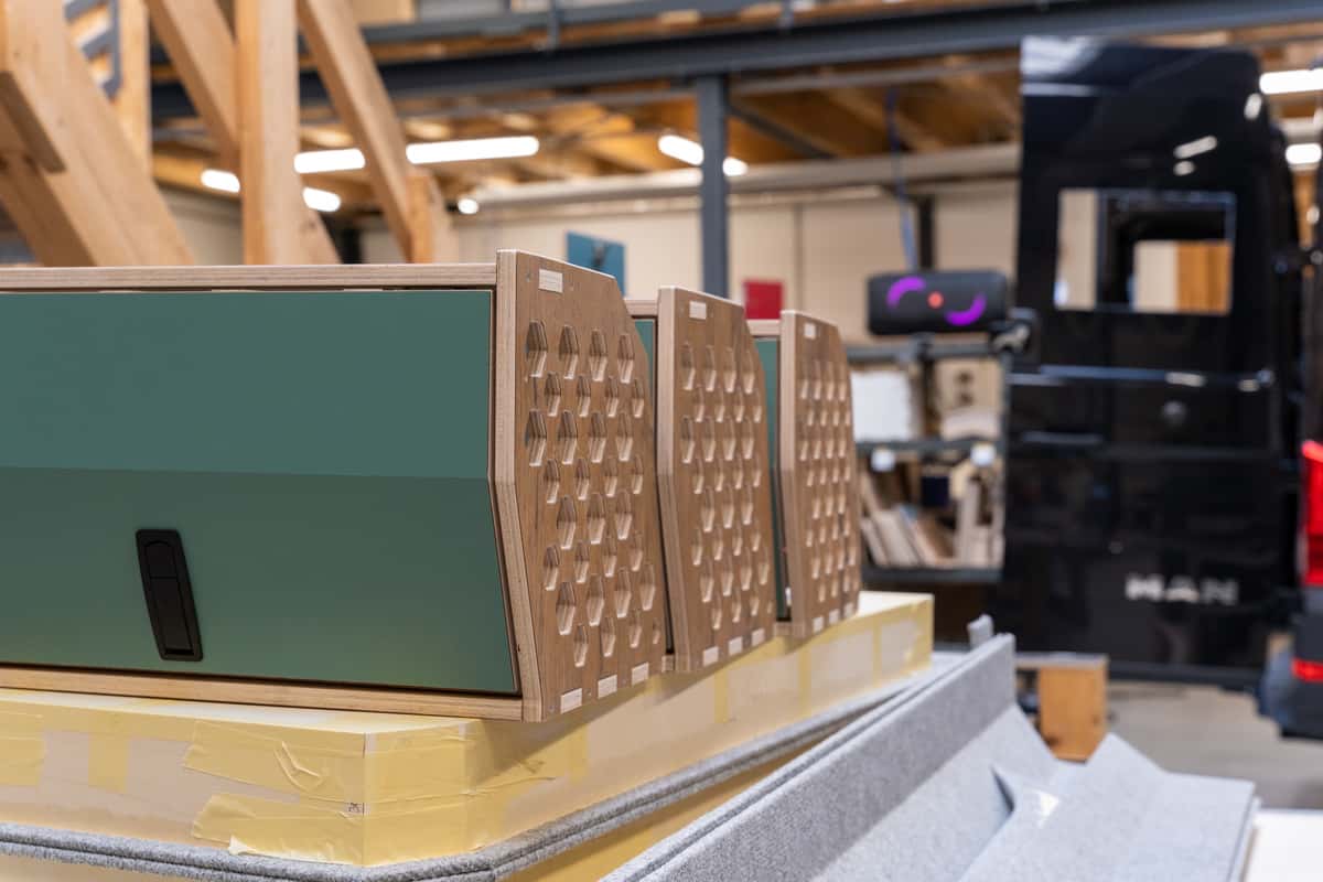 Die Oberschränke mit den charakteristischen Sechsecken warten auf ihren Einsatz