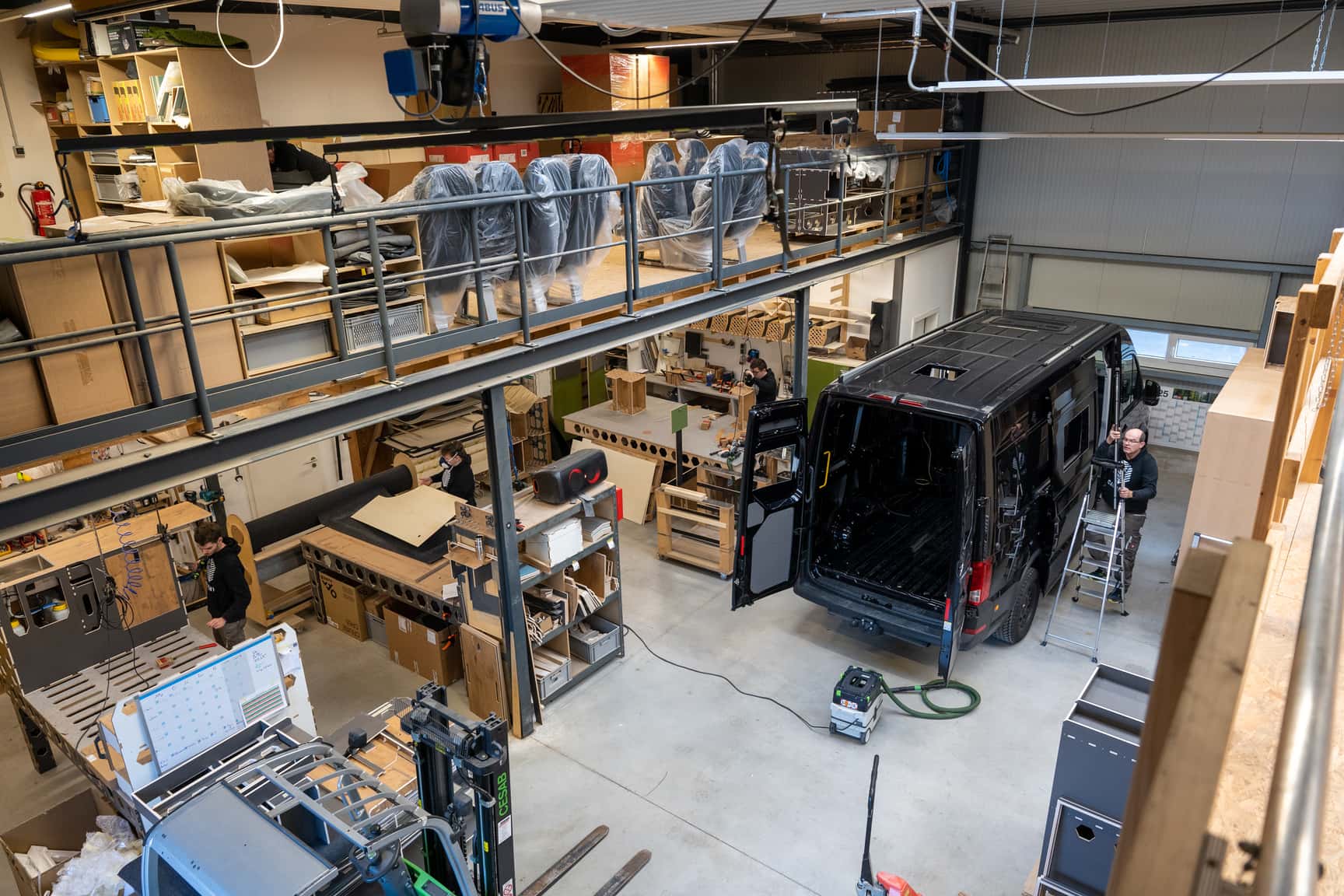 Montage von Möbeln und Vorbereitung eines Basisfahrzeugs