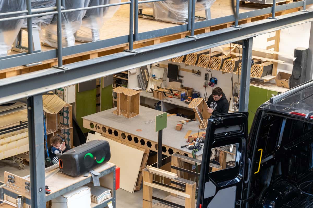 Montage der CNC-gefrästen Modulmöbel in der Werkstatt von Campany