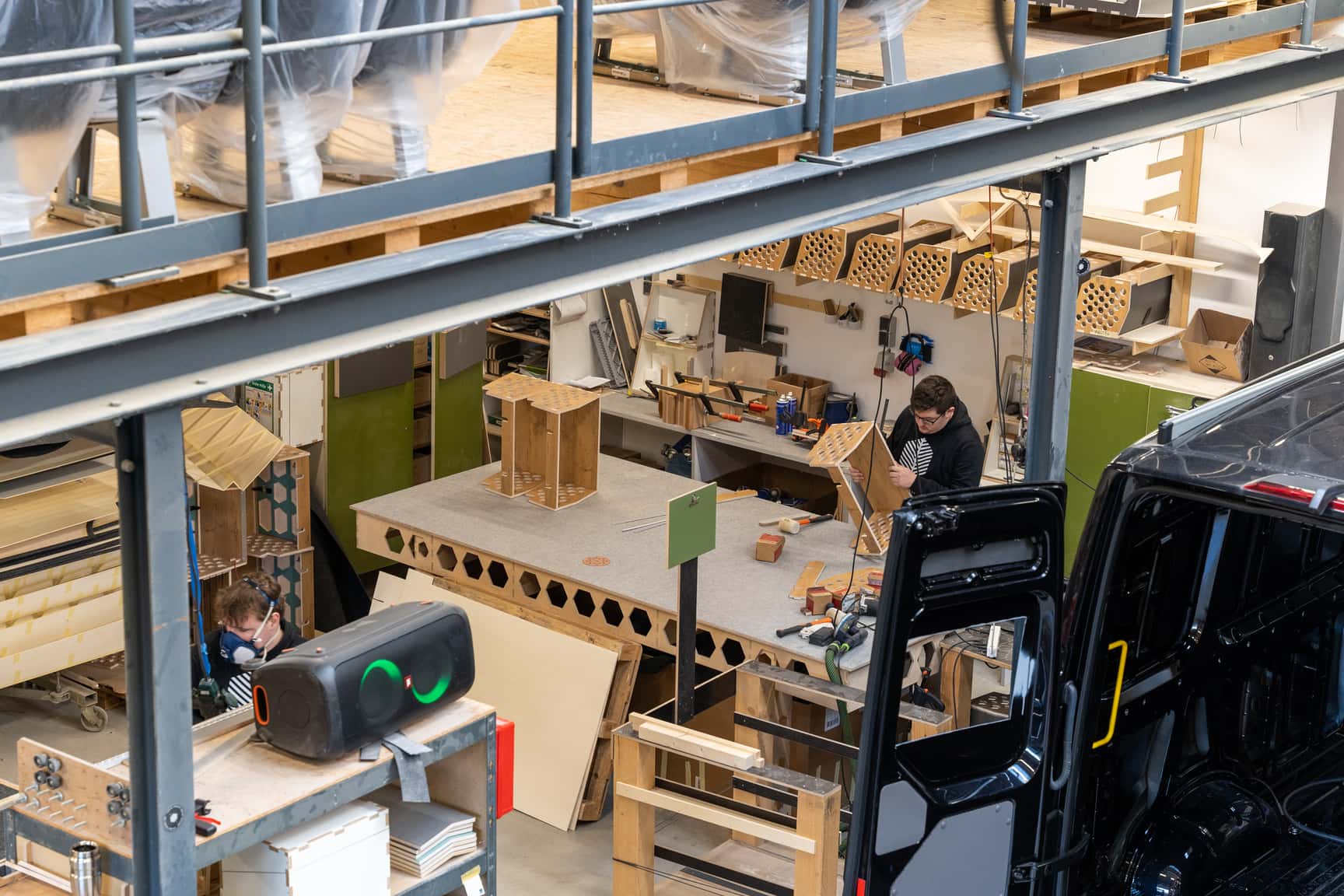 Montage der CNC-gefrästen Modulmöbel in der Werkstatt von Campany