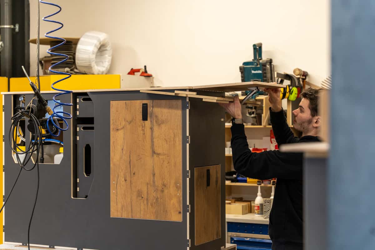 Hier wird das Küchenmodul mit dem Aufstelltisch montiert