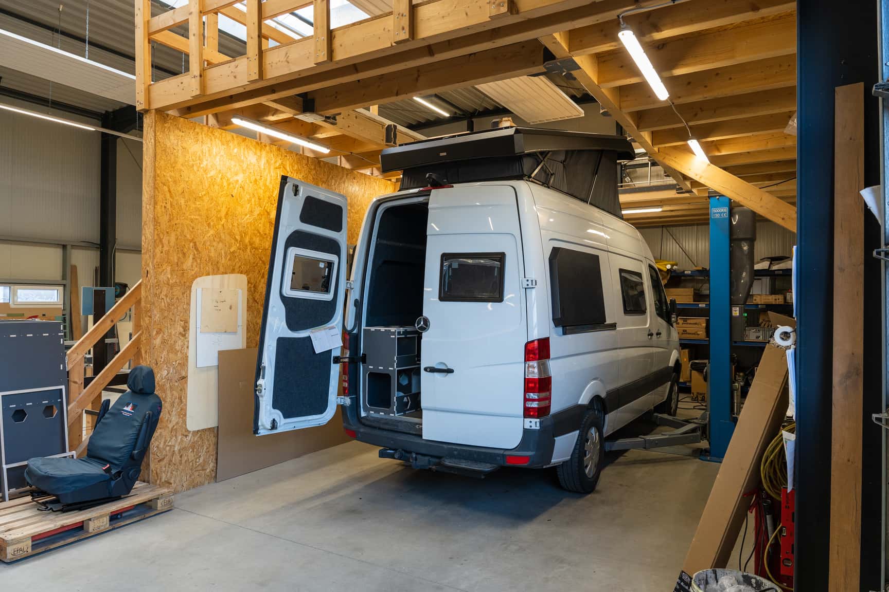 Dieser Sprinter steht im speziellen Aufstelldach-Arbeitsplatz