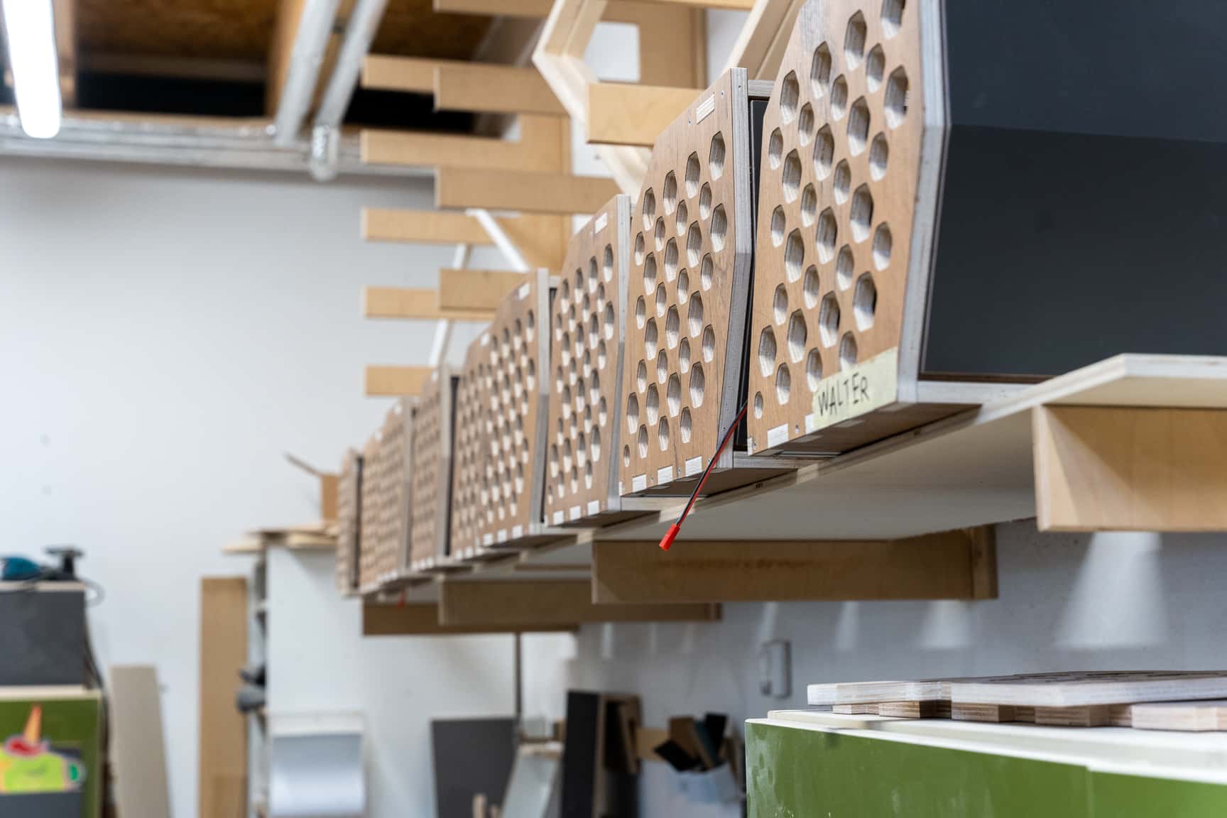 Diese Möbel im charakteristischen Campany-Style warten auf die Weiterverarbeiteung