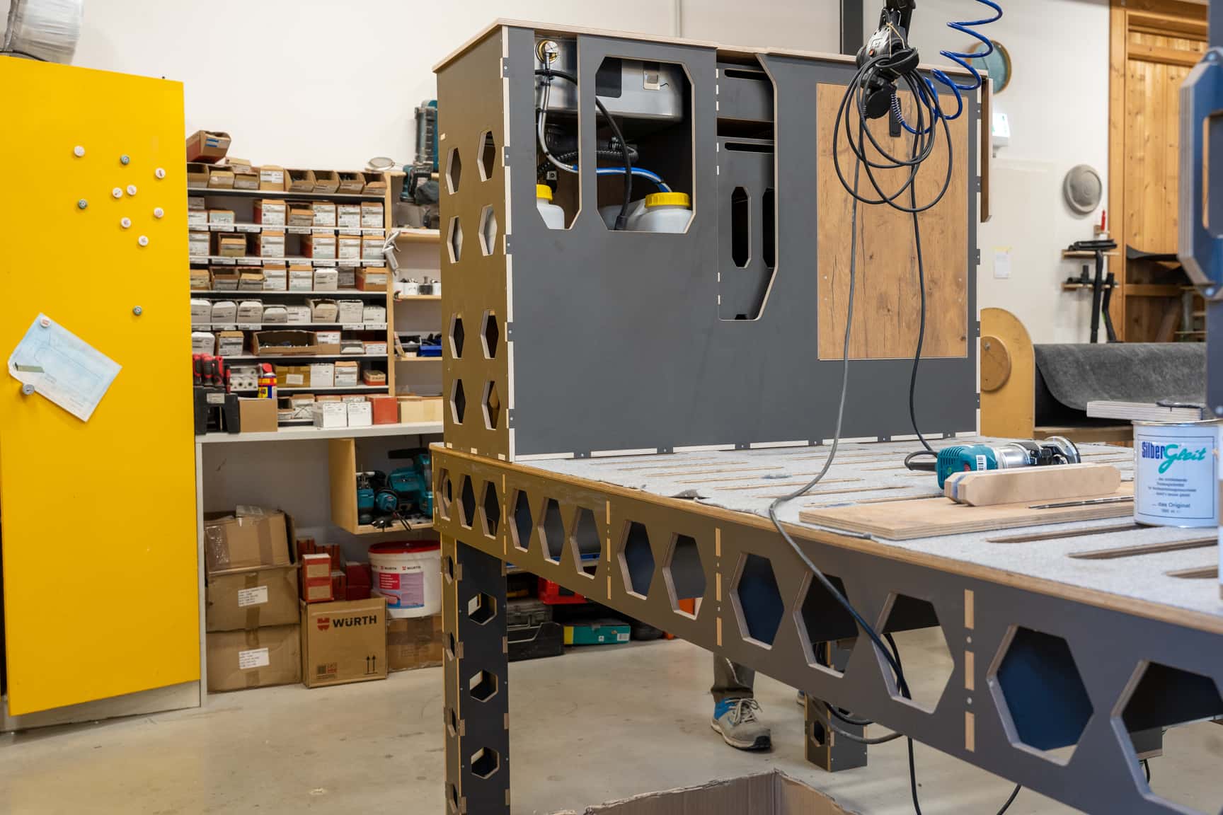 Bei Campany finden sich die Sechsecke selbst an den Arbeitstischen in der Werkstatt :-)