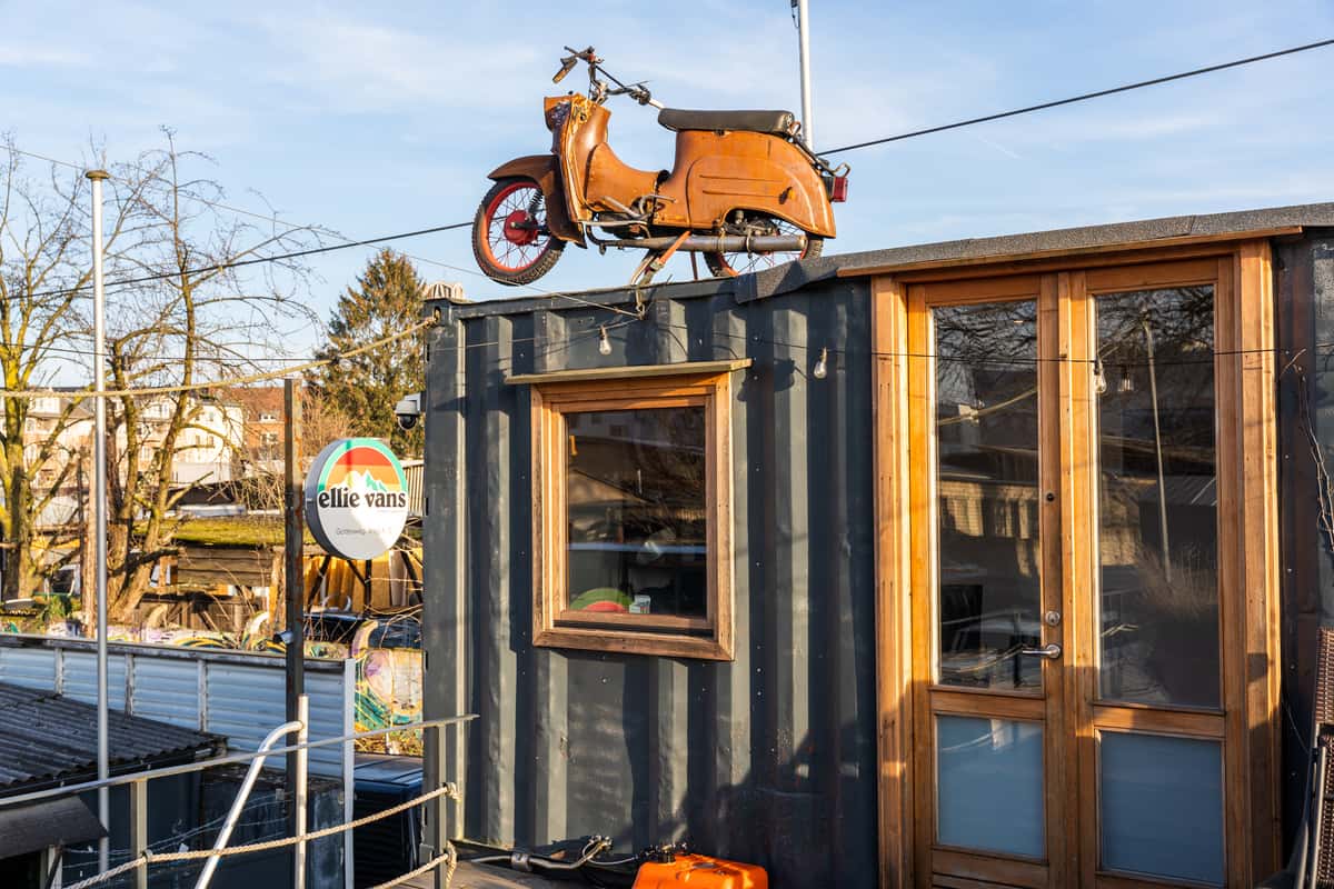 Der Bürocontainer über den Dächern von Ellie Vans