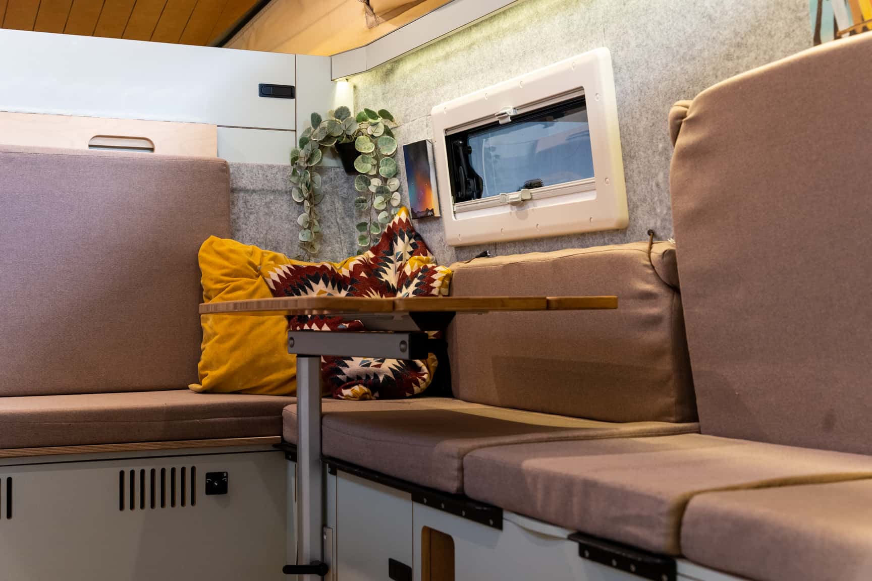 Gemütlichkeit in der Trailcat Expeditionskabine auf dem Toyota Hilux