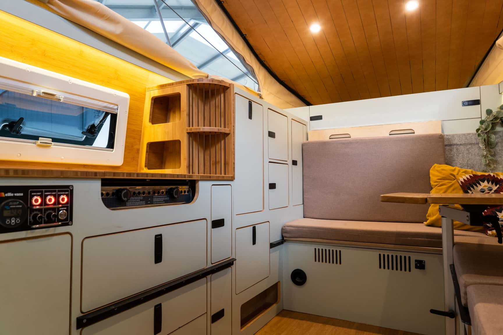 Geräumiger Wohnraum in der Trailcat Kabine von Ellie Vans