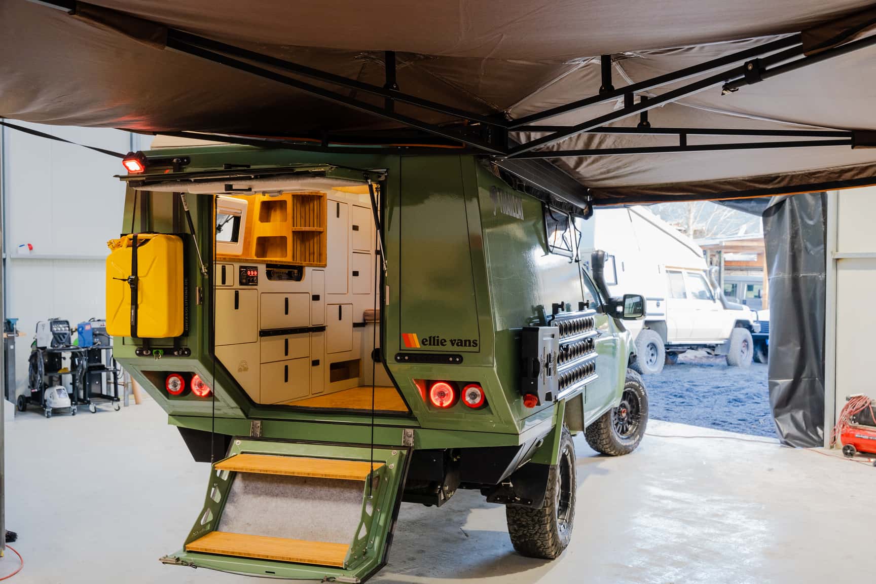 Trailcat Vorführer mit großer 270 Grad Markise