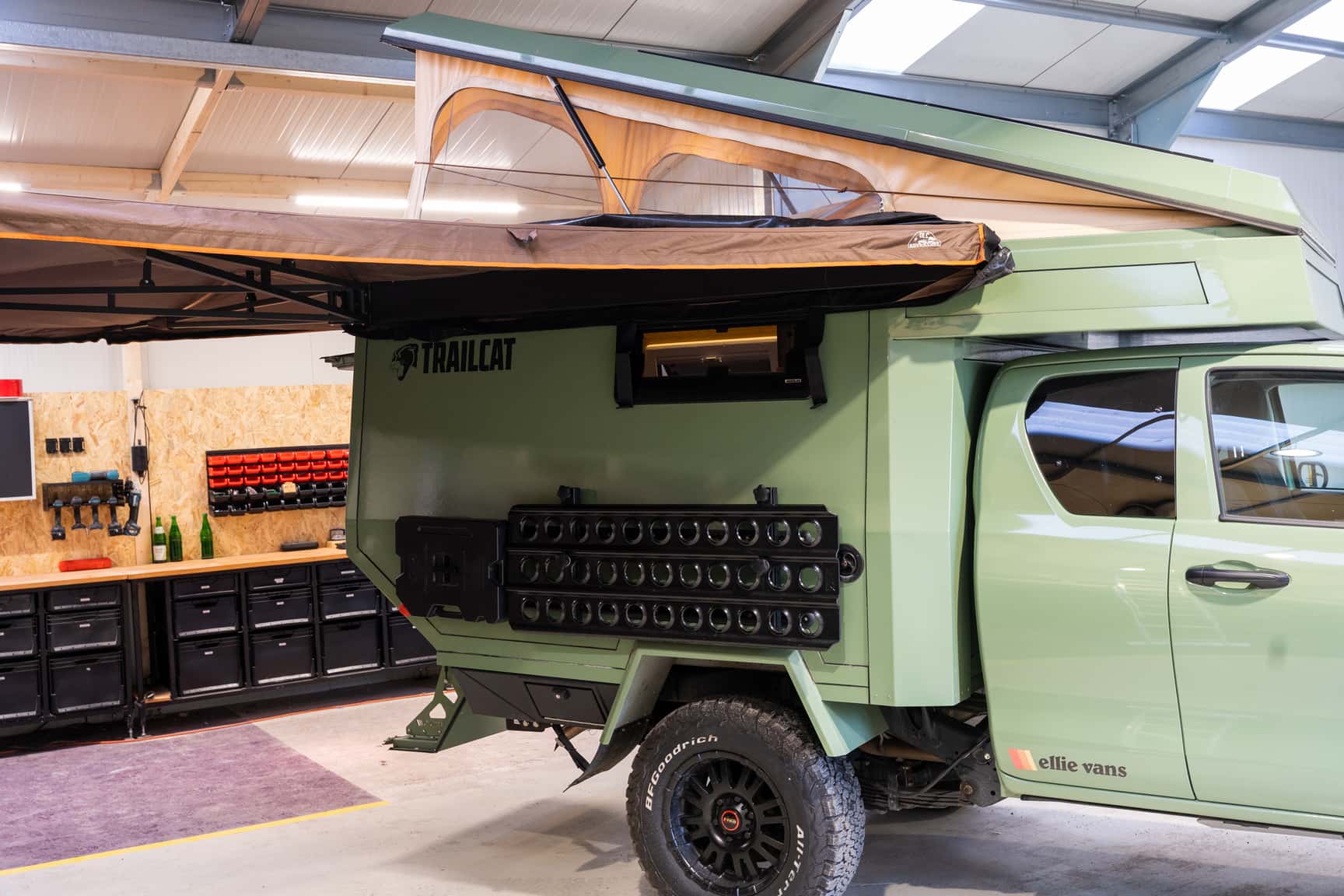 Das Aufstelldach auf der Trailcat Kabine schafft ein geräumiges Wohngefühl