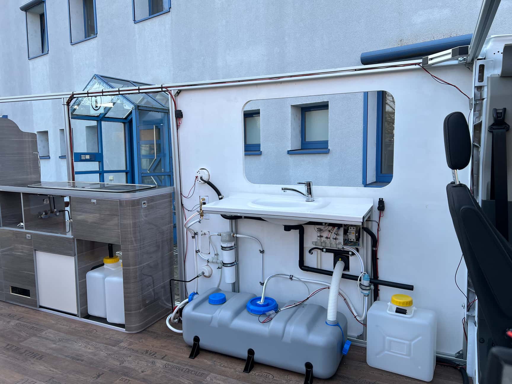 Das Schulungsfahrzeug hat zwar kein Dach über dem Kopf, aber fließend Wasser