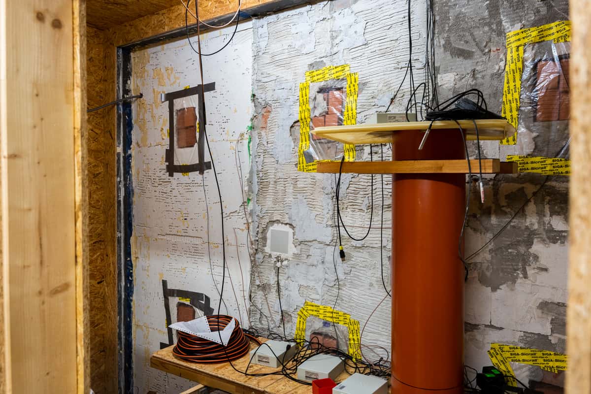 Untersuchung von Baustoffen in einem Wandaufbau