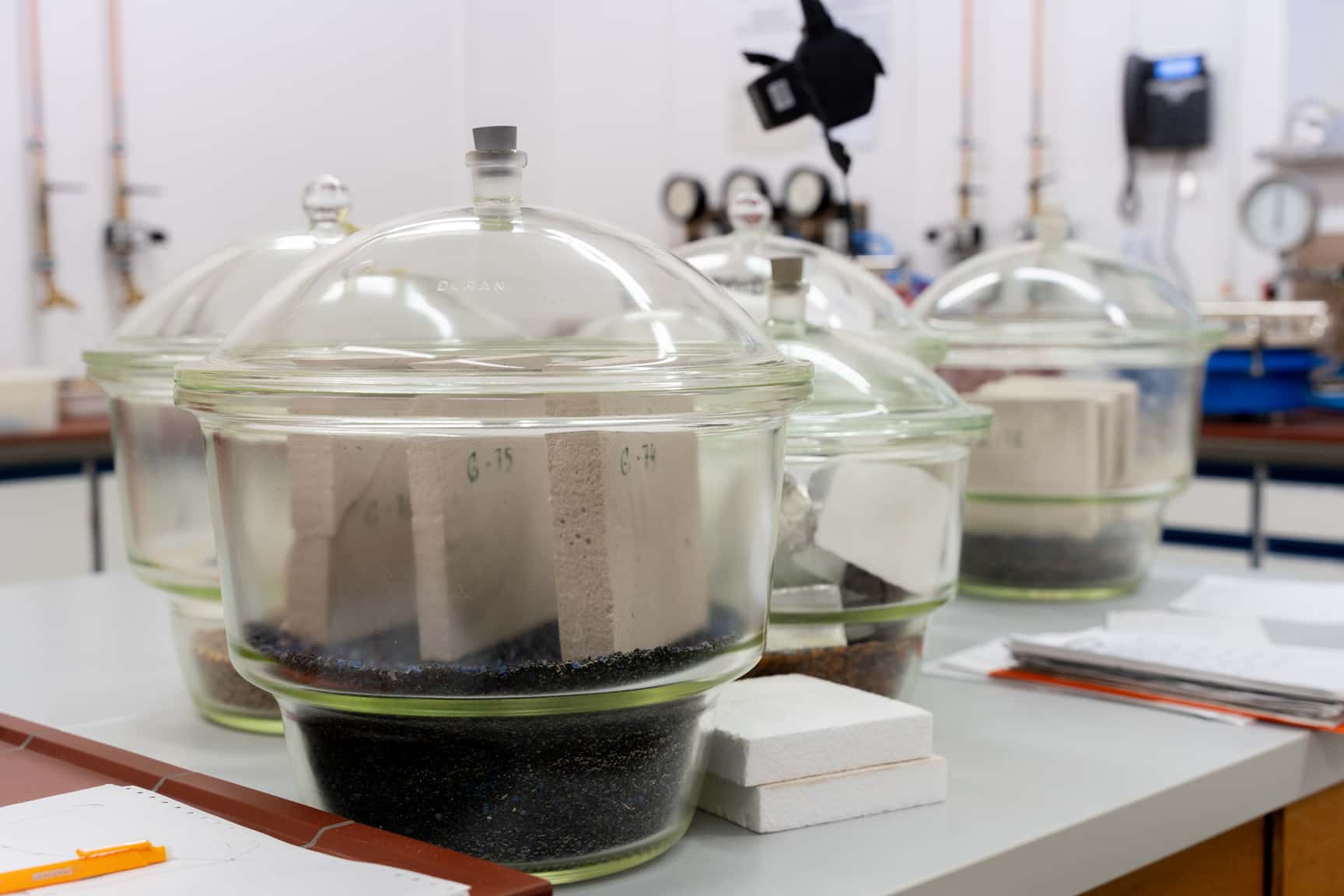 Bestimmung des Feuchtigkeitgehalts eines Baustoffs bei 80% Luftfeuchte