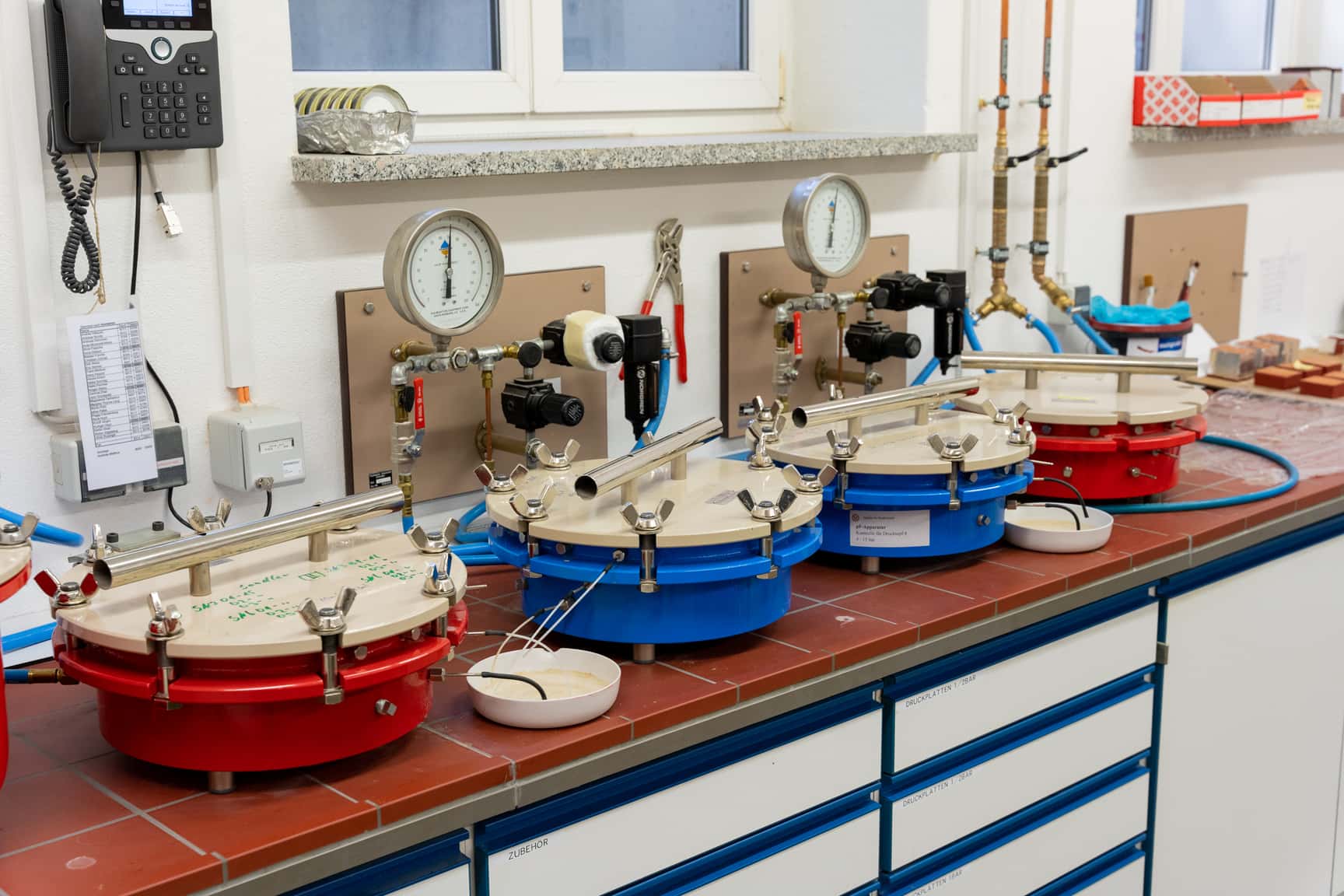 Feuchtigkeitssättigung von Baustoffproben in Drucktöpfen