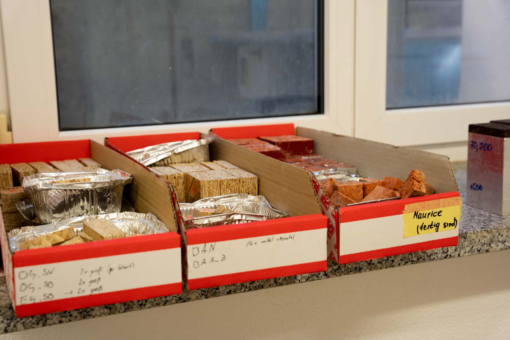 Materialproben im Labor des bauklimatischen Instititus der TU Dresden