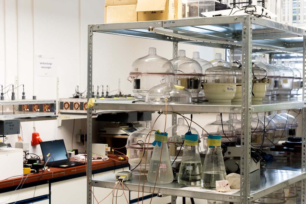 Verdunstungsversuche im Labor des bauklimatischen Instituts der TU Dresden