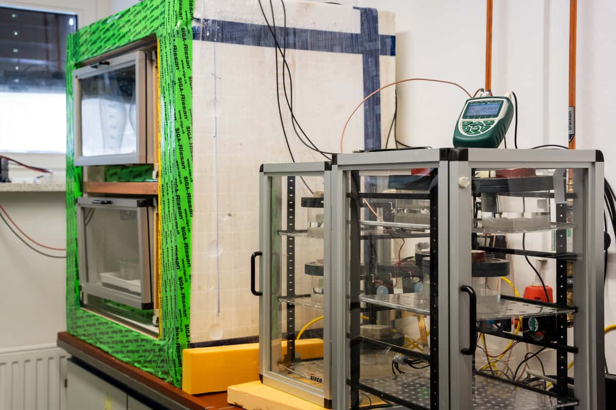 Experiment zur Bestimmung des Wasserdampfdiffusionswiderstands von Baustoffen