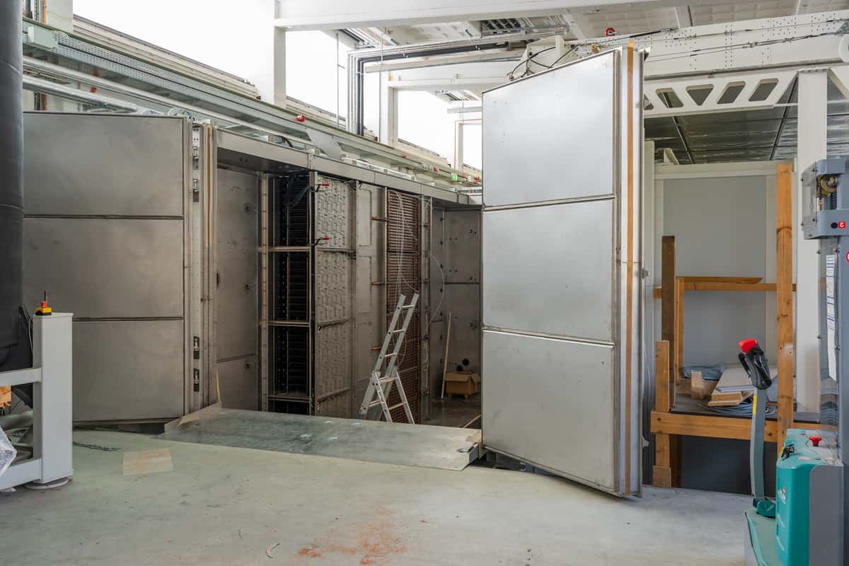 Im Bau befindliche Versuchskammer zur Untersuchung großer Versuchsaufbauten