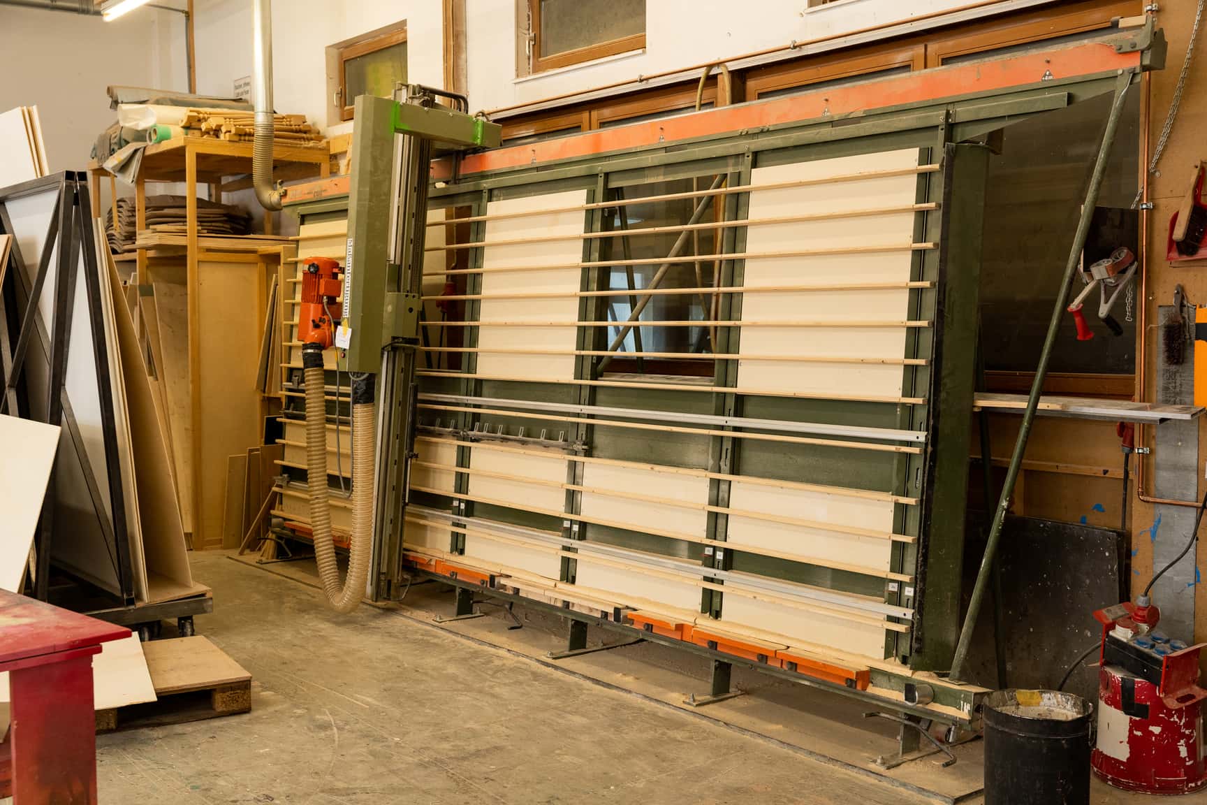 Plattenzuschnittsäge in der Werkstatt von theater Bauten, wo Julian sein System fertigt