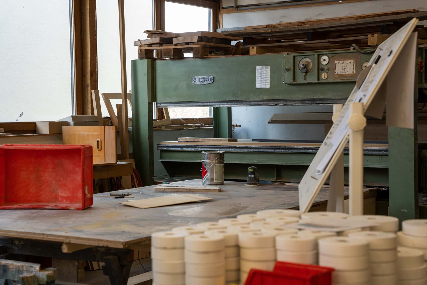 Presse in der Schreinerei theater Bauten, wo Juli Vansystem behaust ist