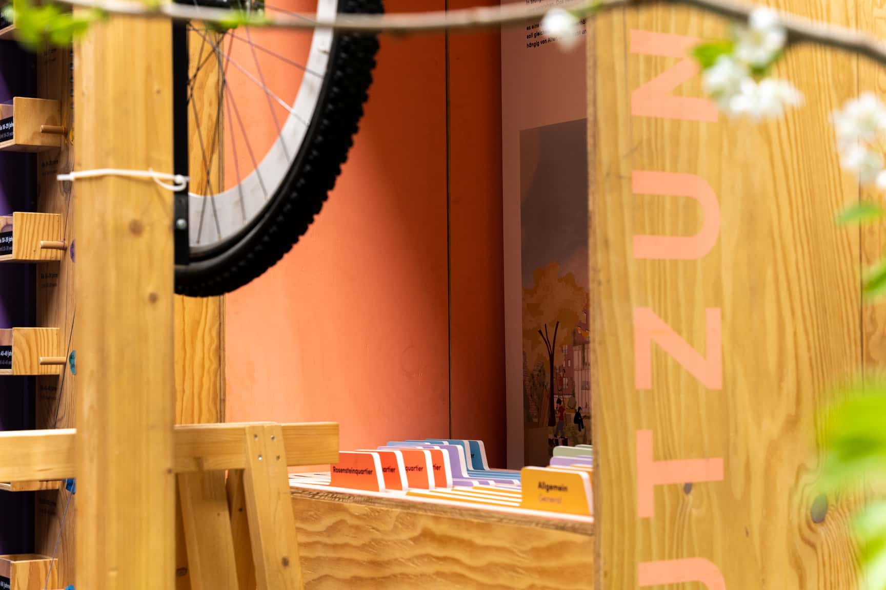 Auch bunte Ausstellungsobjekte für dei Stadt Stuttgart entstehen hier