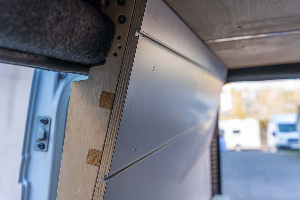 Blick auf einen Spanten mit Wandverkleidung