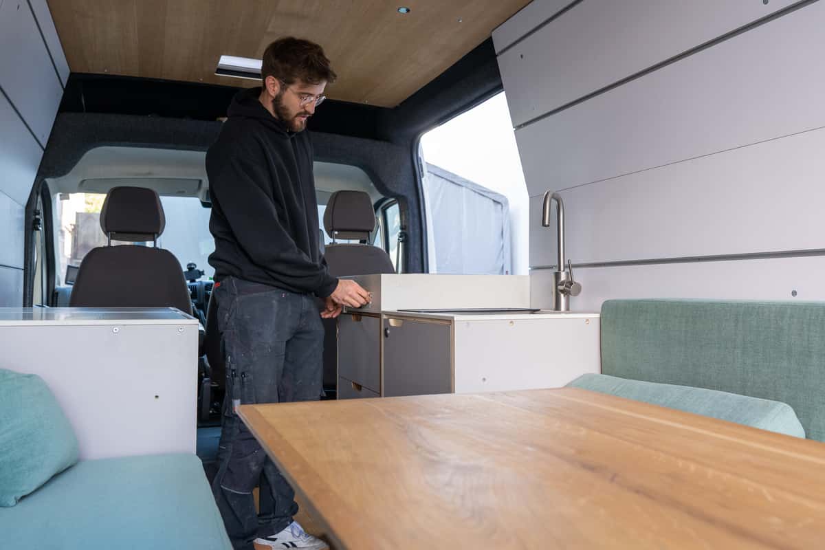 Julian in seinem Fiat Ducato mit bereits verkleidetem Spantensystem