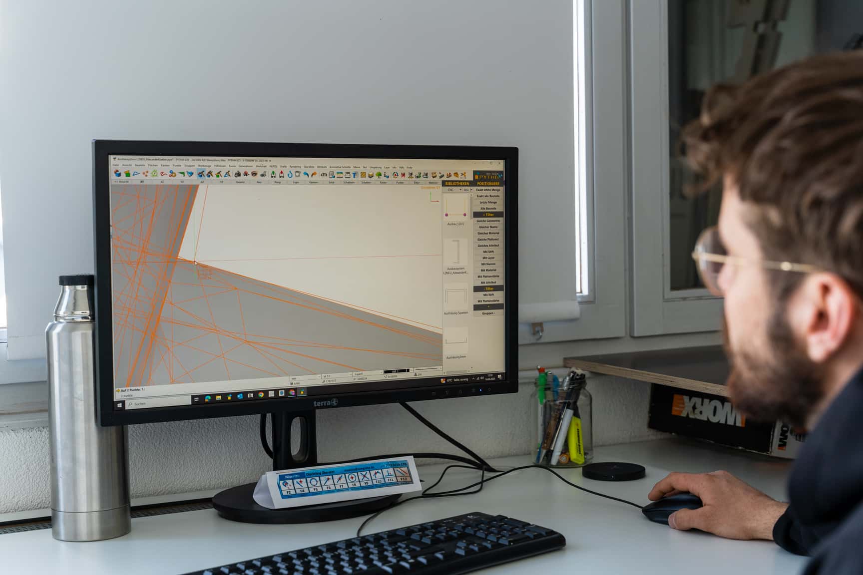 Julian zeigt mit das Ergebnis des 3D-Scans einer Fahrzeugkarosserie