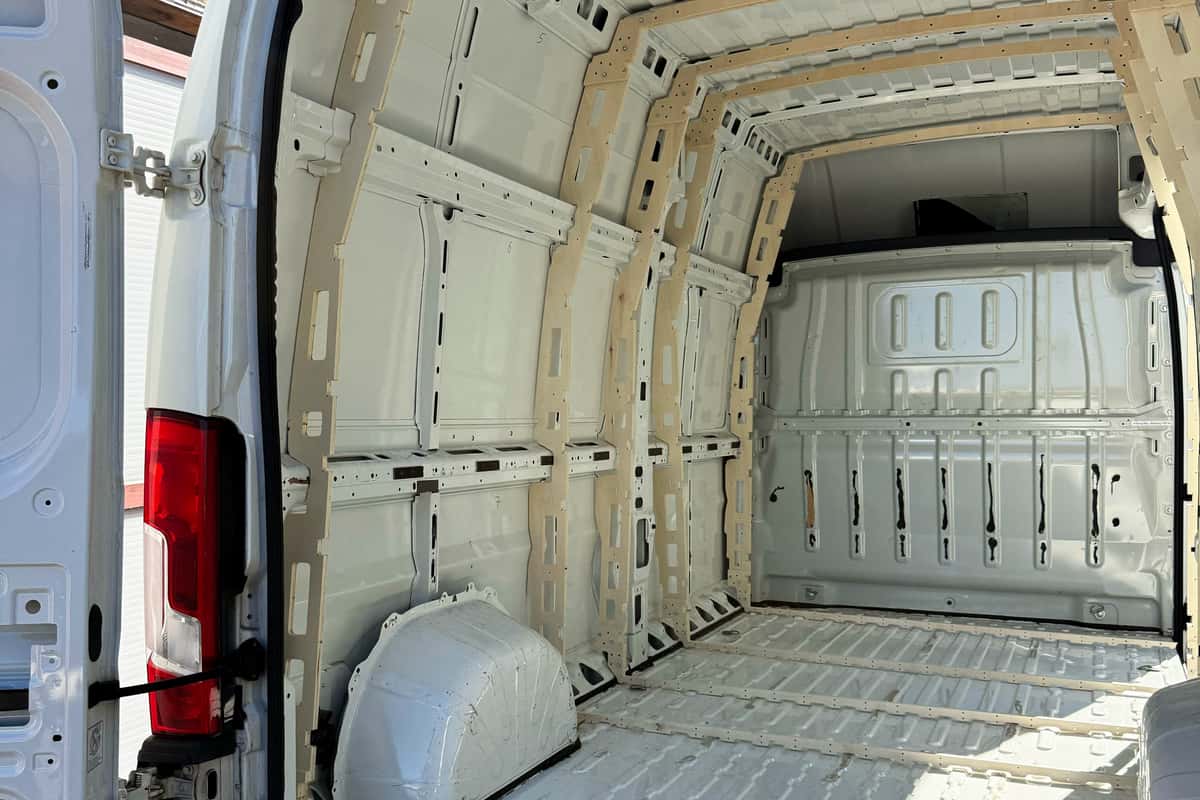 Das Spantensystem wird in einem Fiat Ducato aufgebaut