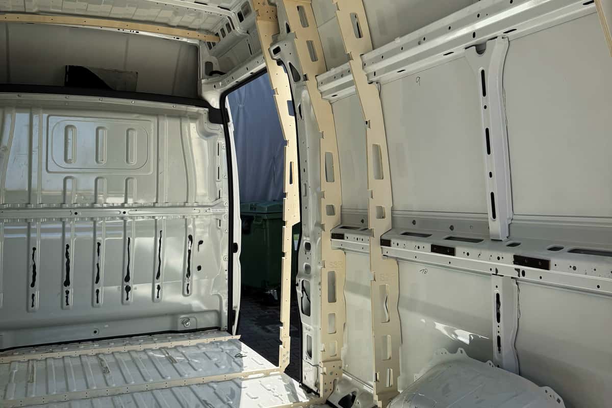 Das Spantensystem wird in einem Fiat Ducato aufgebaut