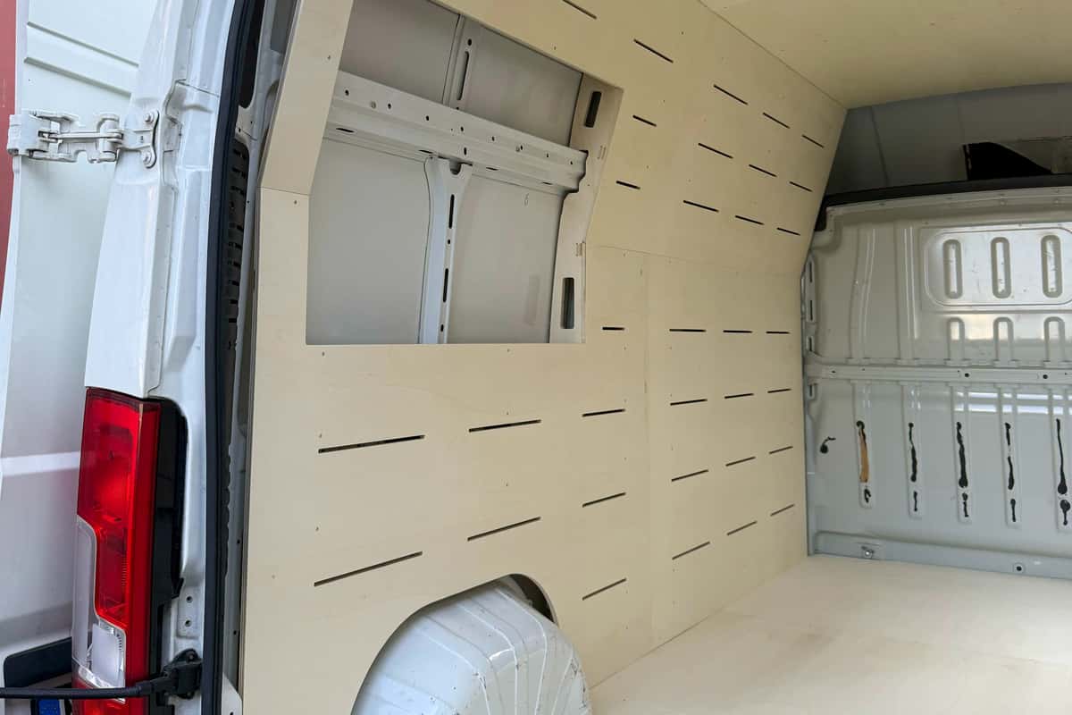 Passgenaue Wandverkleidungen gibt es auch dazu