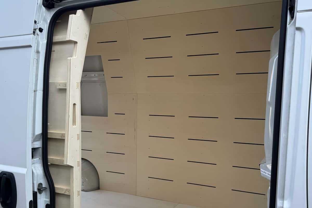 Passgenaue Wandverkleidungen gibt es auch dazu