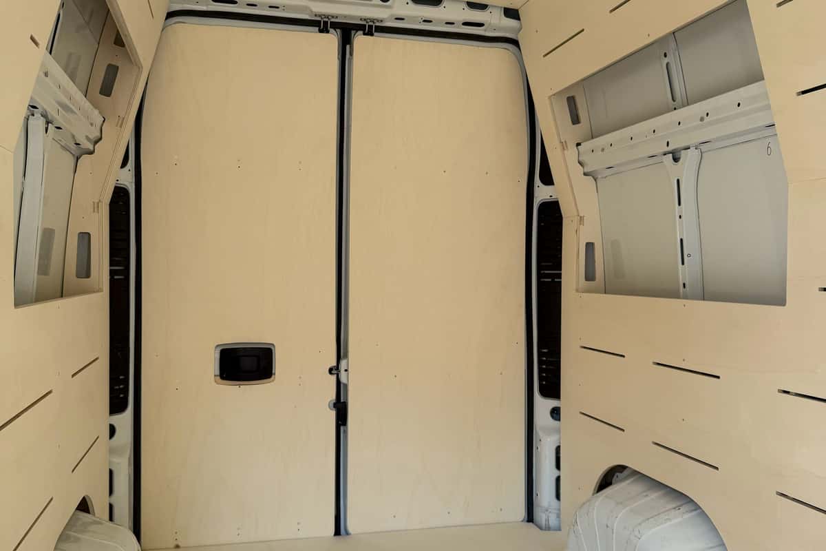 Passgenaue Wandverkleidungen gibt es auch dazu