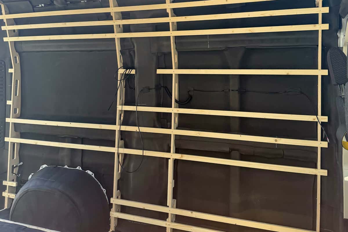 Dämmung der Karosserie zwischen den Spanten mit Material von Vanue