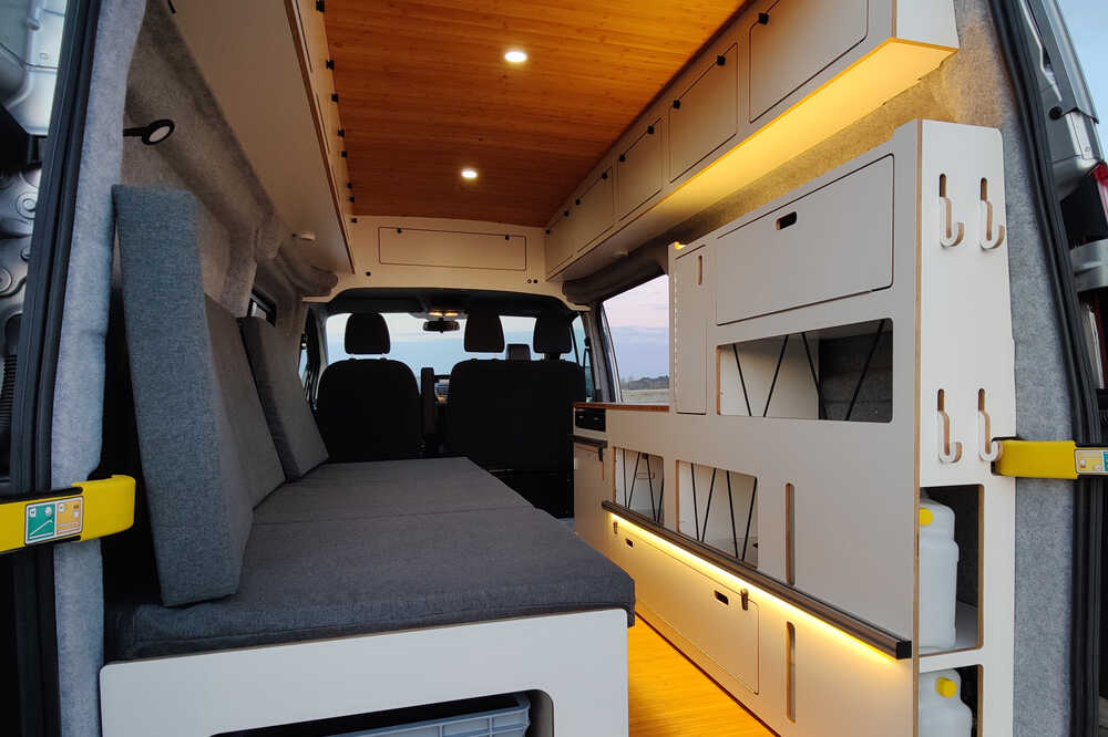 Ford Transit Custom Ausbau mit hellen HPL Oberflächen