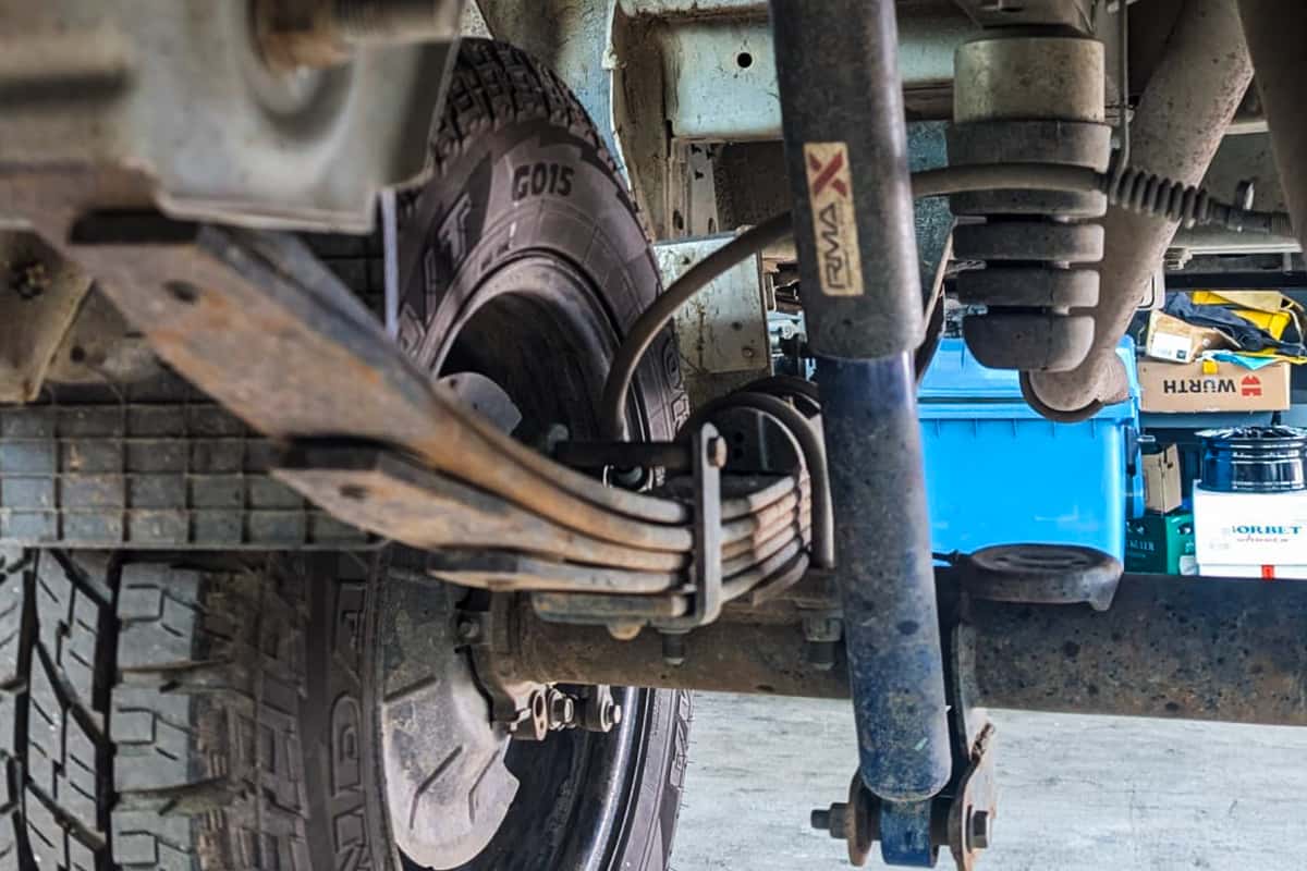 Blick auf die Hinterachse: Angepasste Blattfedern und Stoßdämpfer